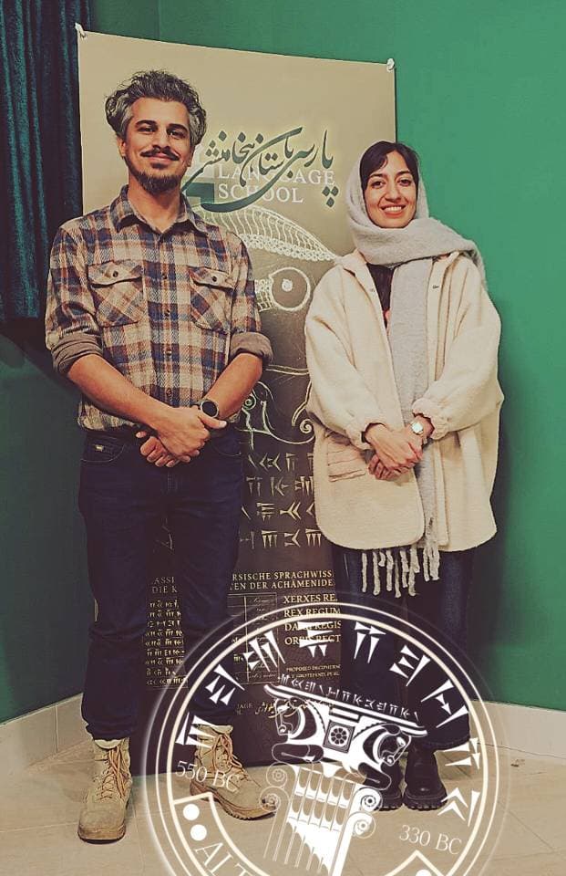 دو عضو جامعهٔ آلْت‌پِرسیش در مدرسهٔ زبان